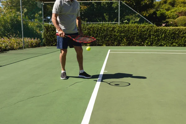 Homme Caucasien Senior Jouant Tennis Sur Court Tenant Raquette Tennis — Photo