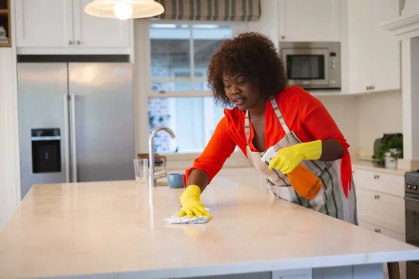 Mulher Americana Africana Feliz Cozinha Usando Luvas Borracha Limpeza Bancada — Fotografia de Stock