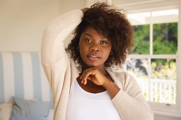 Retrato Una Mujer Afroamericana Tocándose Pelo Sentada Cama Casa Estilo —  Fotos de Stock