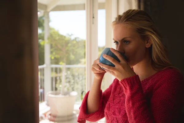 Tankeväckande Kaukasiska Kvinna Står Vid Solig Balkong Fönster Dricka Kaffe — Stockfoto