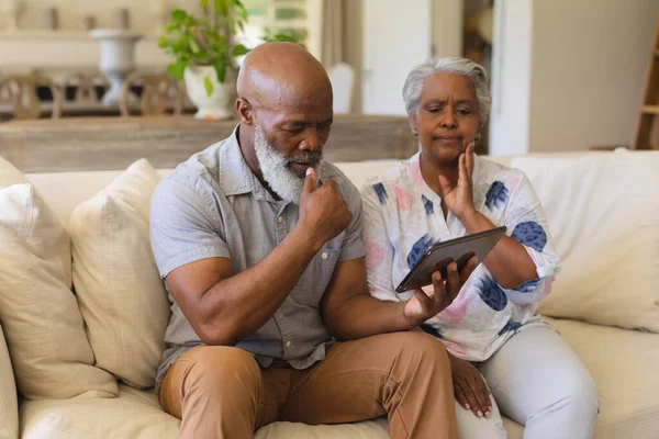 Sênior Casal Afro Americano Sentado Sofá Usando Tablet Retiro Aposentadoria — Fotografia de Stock