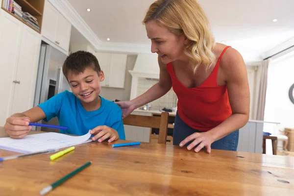 Madre Caucasica Che Compiti Con Suo Figlio Sorride Casa Famiglia — Foto Stock