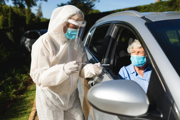 Lucrător Medical Purtând Costum Ppe Luând Testul Tampon Unei Femei — Fotografie, imagine de stoc