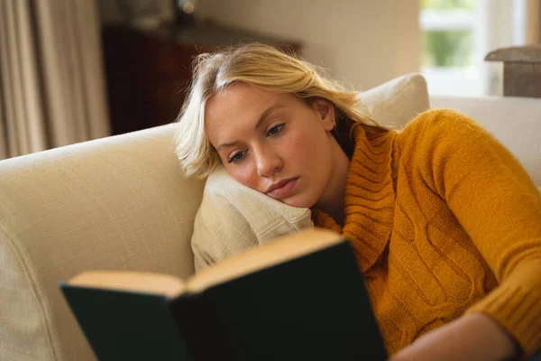 Donna Caucasica Sdraiata Sul Divano Rilassarsi Soggiorno Leggere Libro Trascorrere — Foto Stock