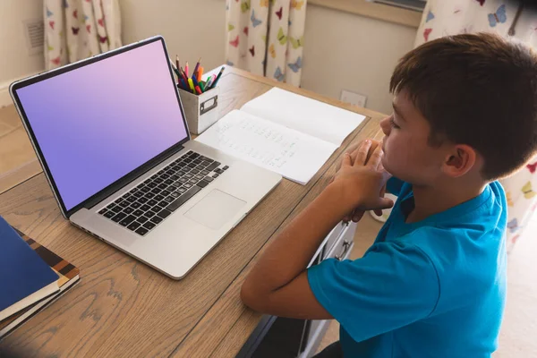 Кавказький Хлопчик Має Відео Дзвінок Під Час Занять Ноутбуці Копіювальним — стокове фото