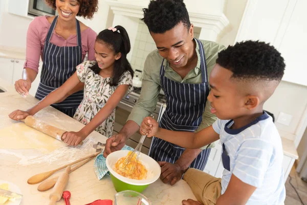 Χαρούμενοι Αφροαμερικανοί Γονείς Ψήνουν Γιο Και Κόρη Στην Κουζίνα Οικογένεια — Φωτογραφία Αρχείου