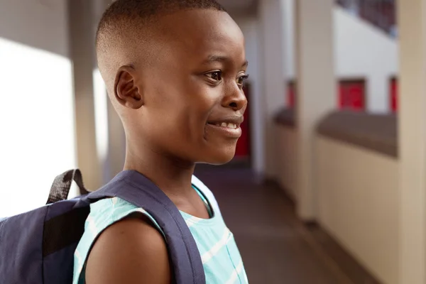 Colegial Afroamericano Sonriente Con Una Mochila Pasillo Escuela Infancia Educación —  Fotos de Stock