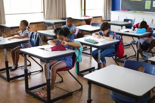 Grupo Estudiantes Diversos Que Estudian Mientras Están Sentados Sus Escritorios —  Fotos de Stock