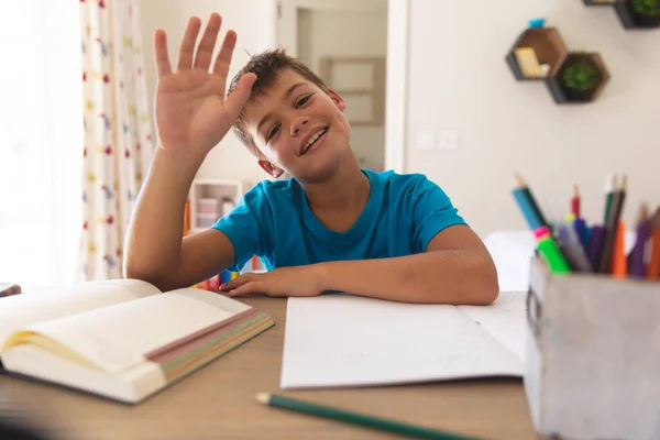 Lächelnder Kaukasischer Junge Beim Videoanruf Während Des Unterrichts Schreibtisch Sitzend — Stockfoto