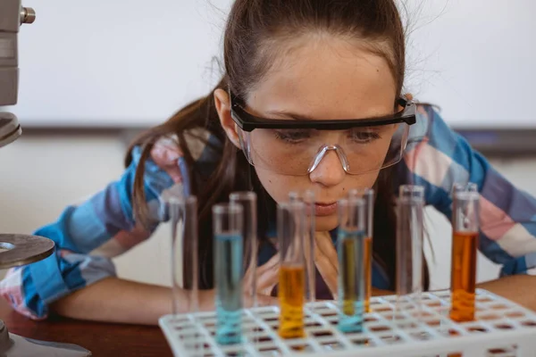 Blank Schoolmeisje Met Een Veiligheidsbril Kijkend Naar Reageerbuisjes Wetenschapsklas Jeugd — Stockfoto