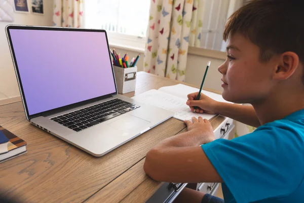 Biały Chłopiec Rozmowę Wideo Podczas Zajęć Laptopie Przestrzenią Kopiowania Siedzi — Zdjęcie stockowe