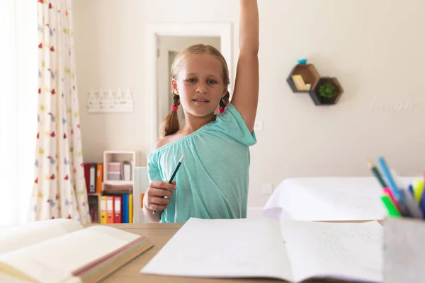 Menina Caucasiana Fazendo Videochamada Durante Aula Levantando Mão Casa Escolaridade — Fotografia de Stock