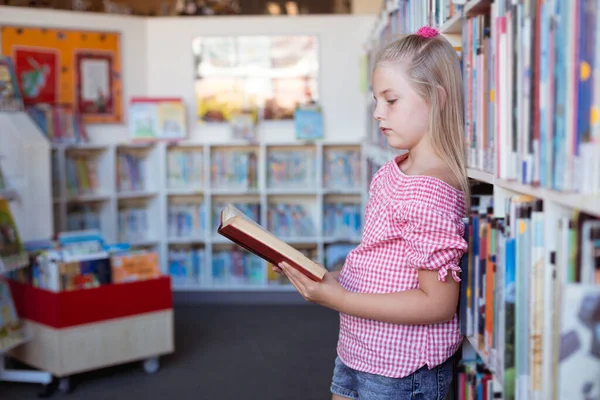 Glückliches Kaukasisches Schulmädchen Steht Beim Lesen Der Schulbibliothek Kindheit Und — Stockfoto