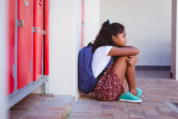 Ongelukkig Afrikaans Amerikaans Schoolmeisje Zittend Bij Kluisjes Schoolgang Met Schooltas — Stockfoto