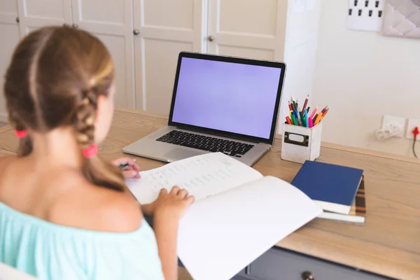 Menina Caucasiana Ter Chamada Vídeo Durante Aula Laptop Com Espaço — Fotografia de Stock