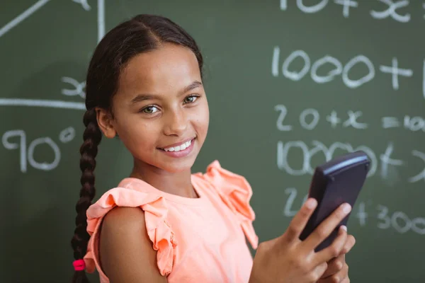 Portret Van Een Lachend Gemengd Schoolmeisje Dat Schoolbord Staat Klas — Stockfoto