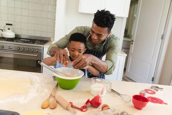 Africký Americký Otec Syn Pečou Kuchyni Rozbíjejí Vejce Mísy Rodina — Stock fotografie