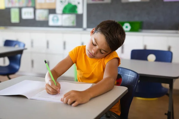 Niño Caucásico Estudiando Mientras Está Sentado Escritorio Clase Escuela Escuela —  Fotos de Stock