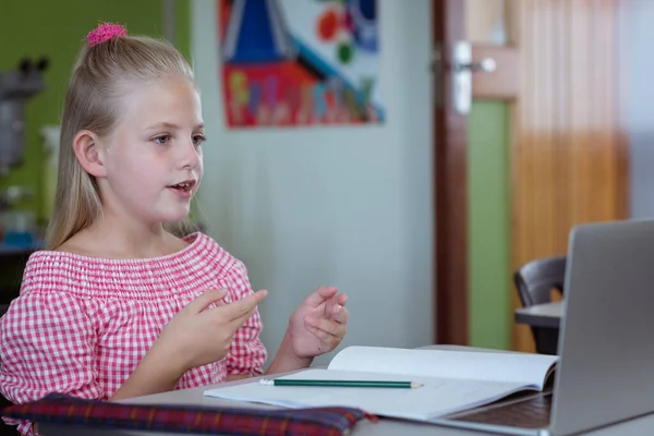 Kaukázusi Iskoláslány Asztalnál Beszél Laptopot Használ Gyermekkor Technológia Oktatás Általános — Stock Fotó