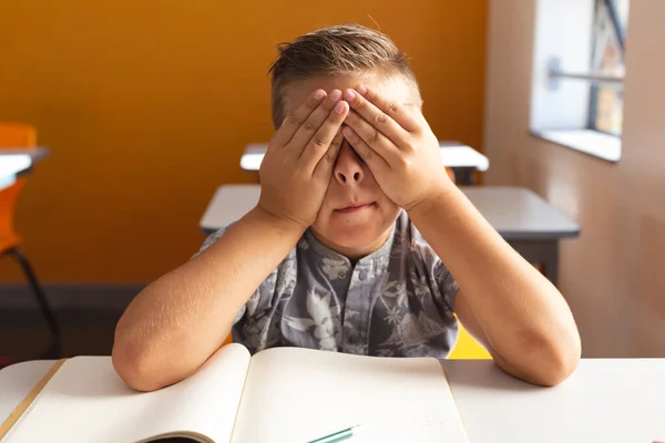 Stufato Studente Caucasico Seduto Alla Scrivania Classe Con Libro Che — Foto Stock