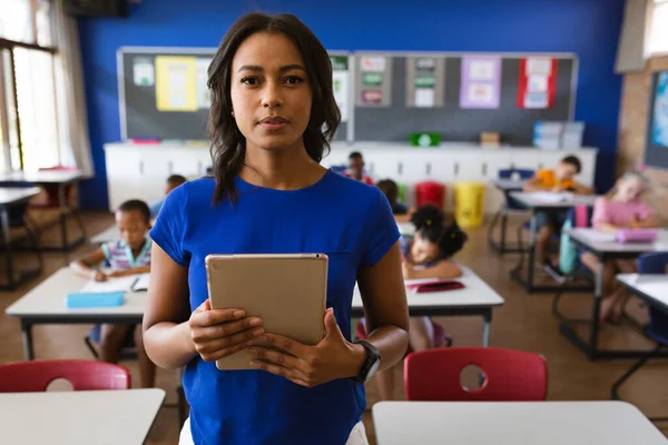 Egy Afro Amerikai Tanárnő Portréja Aki Digitális Tabletet Tart Iskolában — Stock Fotó