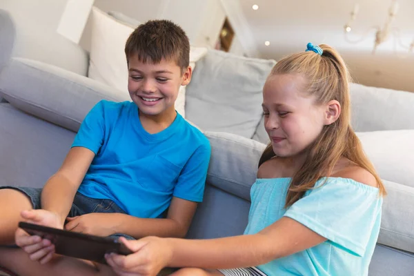 Beyaz Erkek Kız Kardeşler Gülümsüyor Evde Tablet Kullanıyorlar Çocukluk Teknolojisi — Stok fotoğraf