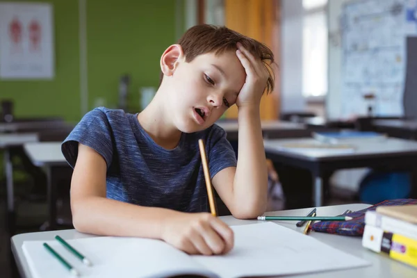 Écolier Caucasien Fatigué Assis Bureau Tenant Tête Écrivant Enfance Éducation — Photo