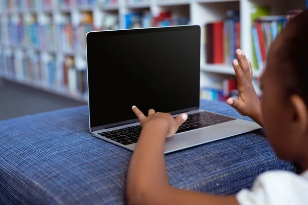 Aluna Afro Americana Mesa Biblioteca Escola Usando Laptop Com Espaço — Fotografia de Stock