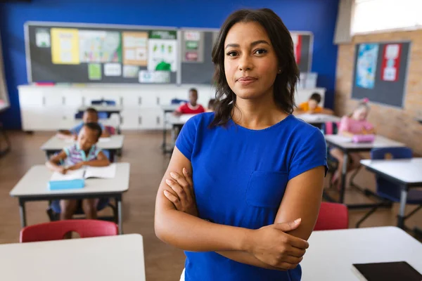 Egy Afro Amerikai Tanárnő Portréja Keresztbe Tett Karokkal Iskolában Iskolai — Stock Fotó