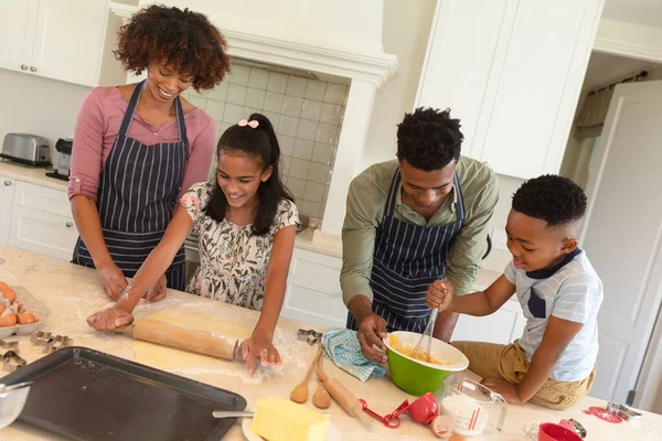 Feliz Casal Afro Americano Assar Com Filho Filha Cozinha Família — Fotografia de Stock