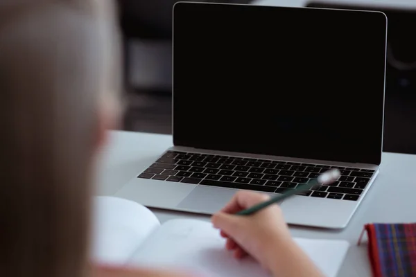 Sınıfta Masa Başında Oturan Beyaz Kız Bilgisayarı Yazıyor Kullanıyor Ekranında — Stok fotoğraf
