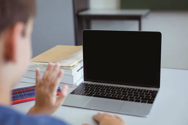 Blanke Schooljongen Klas Zit Aan Het Bureau Met Behulp Van — Stockfoto