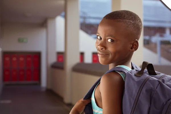 Retrato Colegial Afroamericano Sonriente Con Bolso Escuela Parado Pasillo Escuela — Foto de Stock