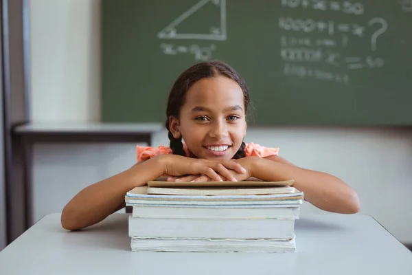 Feliz Colegial Mestiça Sala Aula Sentada Mesa Apoiada Pilha Livros — Fotografia de Stock