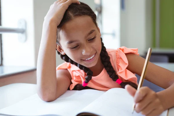 Feliz Estudiante Raza Mixta Aula Sentada Escritorio Sonriendo Escribiendo Libro —  Fotos de Stock