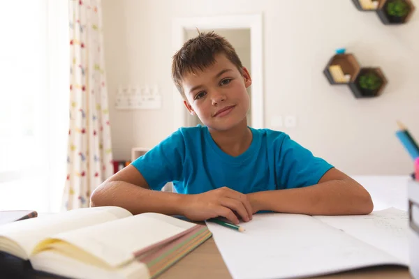 Sonriente Chico Caucásico Teniendo Videollamada Durante Clase Sentado Escritorio Casa —  Fotos de Stock