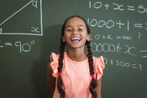 Portrét Smíchu Smíšené Školačky Stojící Před Tabulí Hodině Matematiky Dětství — Stock fotografie