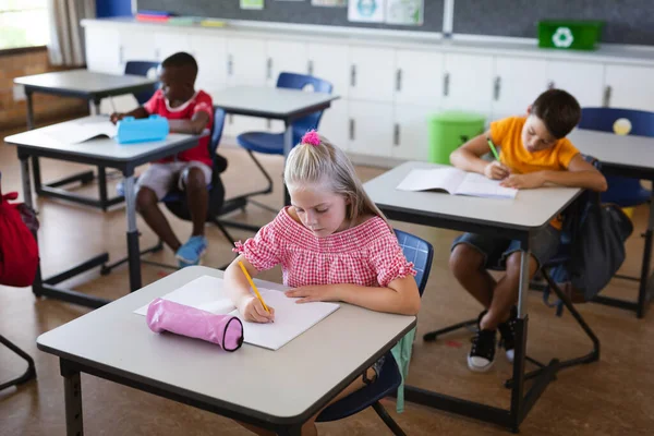 Chica Caucásica Estudiando Mientras Está Sentada Escritorio Clase Escuela Escuela —  Fotos de Stock