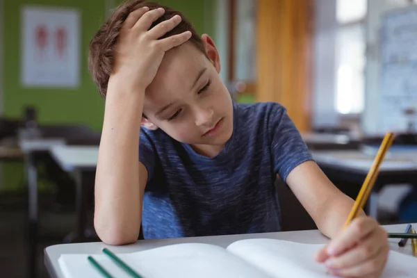 Moe Van Blanke Schooljongen Klas Hoofd Vasthouden Schrijven Jeugd Onderwijs — Stockfoto