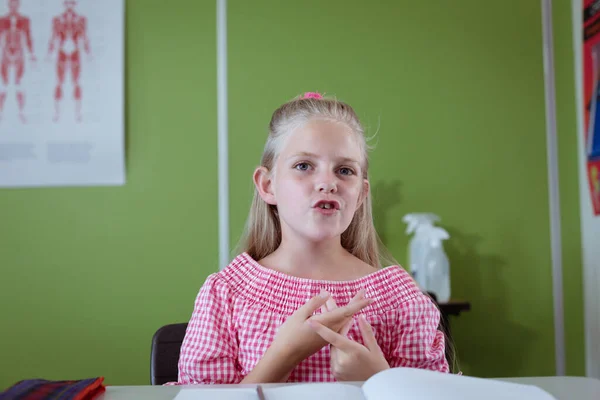 Retrato Colegiala Caucásica Sentada Escritorio Aula Hablando Infancia Educación Escuela — Foto de Stock