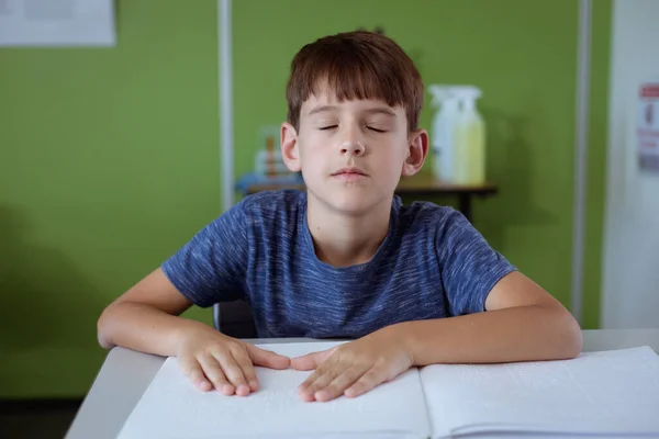 Blinder Kaukasischer Schüler Der Mit Geschlossenen Augen Klassenzimmer Sitzt Und — Stockfoto