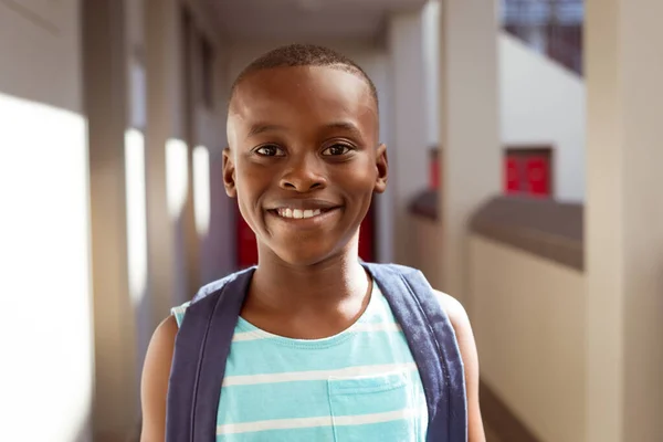 Retrato Colegial Afroamericano Sonriente Con Bolso Escuela Parado Pasillo Escuela — Foto de Stock