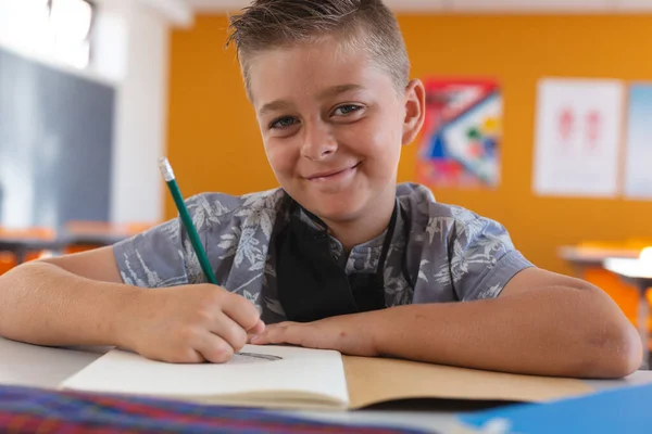 Portret Van Een Glimlachende Blanke Schooljongen Met Gezichtsmasker Klas Schrijvend — Stockfoto