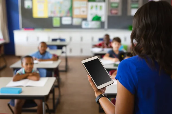 Achteraanzicht Van Vrouwelijke Leraar Die Digitale Tablet Onderwijs Geeft Aan — Stockfoto