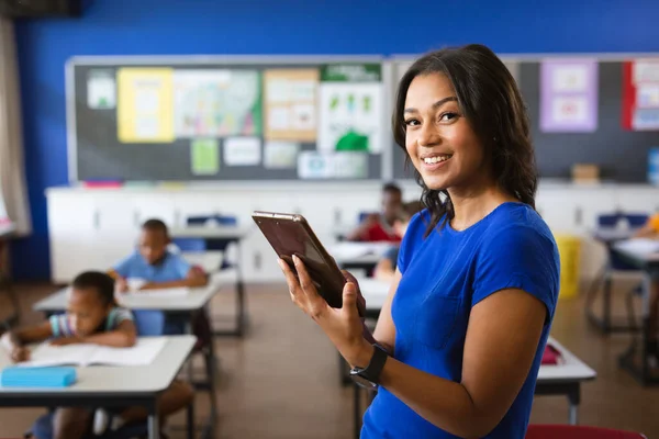 Potret Guru Perempuan Afrika Amerika Yang Memegang Tablet Digital Kelas — Stok Foto