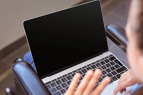 Gehandicapte Blanke Schoolmeisje Zit Een Rolstoel Met Behulp Van Laptop — Stockfoto