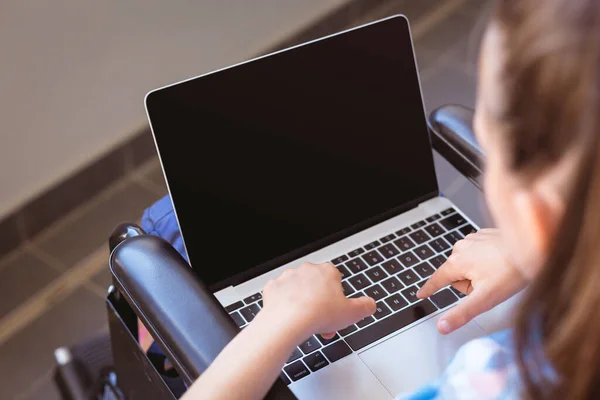 Gehandicapte Blanke Schoolmeisje Zit Een Rolstoel Met Behulp Van Laptop — Stockfoto