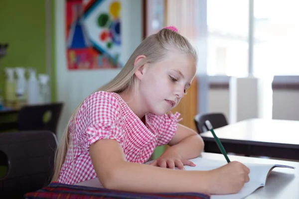 Colegiala Caucásica Sentada Escritorio Escritura Del Aula Durante Lección Infancia —  Fotos de Stock