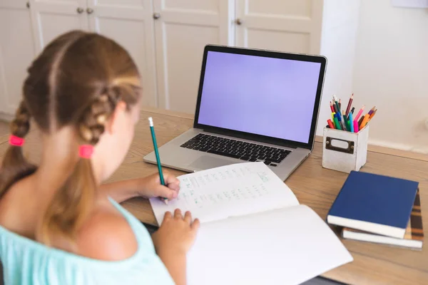 Chica Caucásica Que Tiene Videollamada Durante Clase Ordenador Portátil Con — Foto de Stock