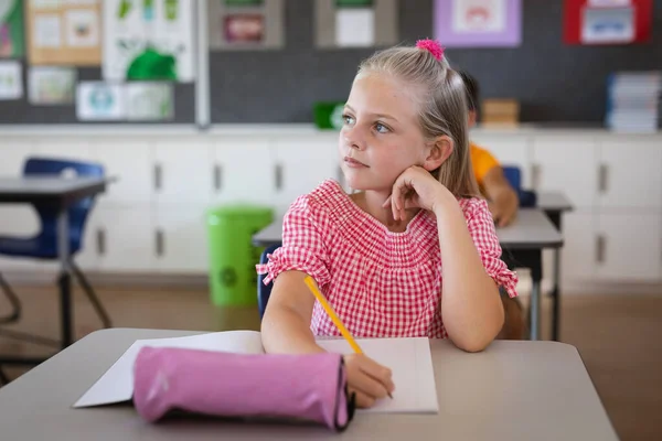 Chica Caucásica Estudiando Mientras Está Sentada Escritorio Clase Escuela Escuela —  Fotos de Stock